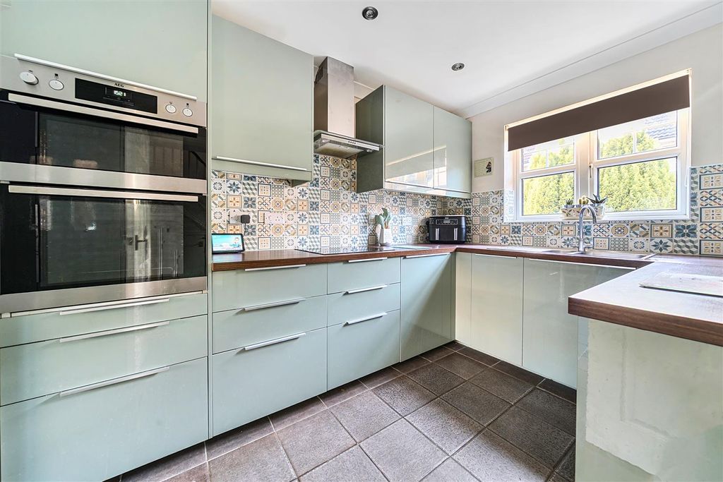 Property photo 2 of 19 Kitchen