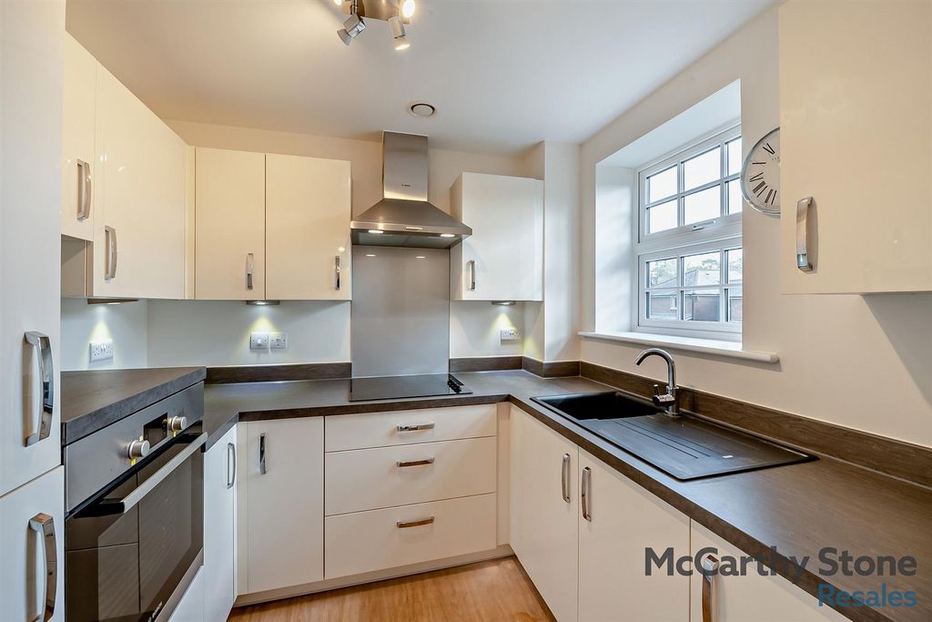 Property photo 2 of 17 Kitchen: