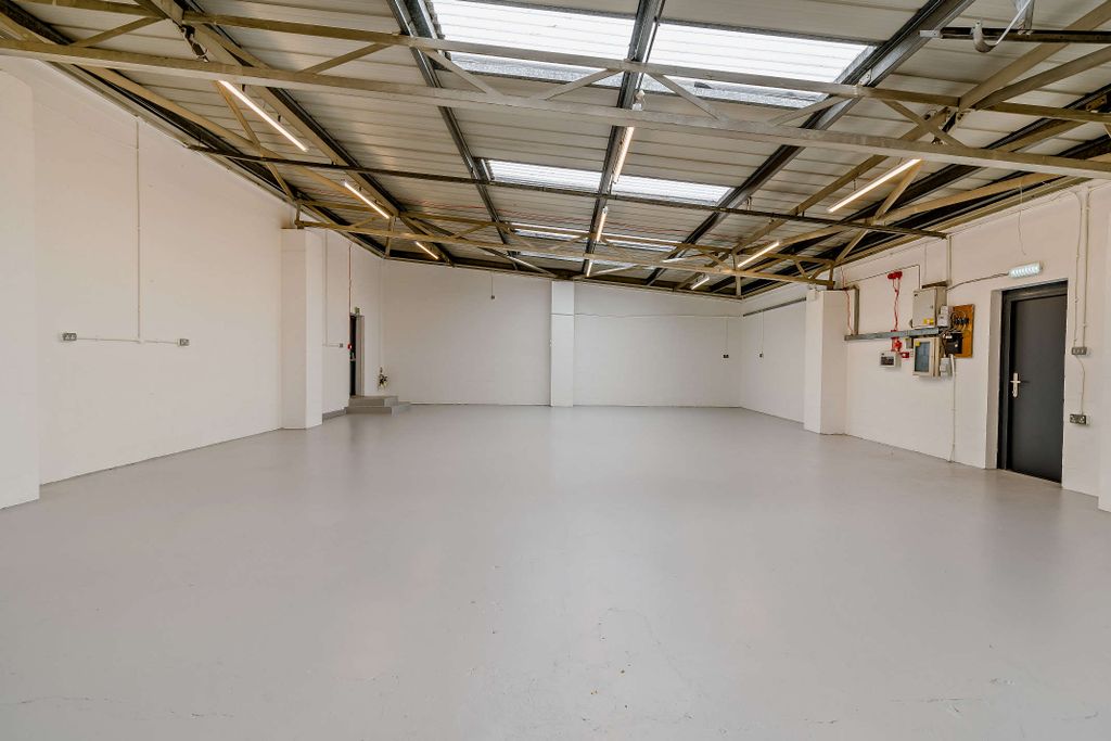Property photo 3 of 15 8649779-Interior02-800