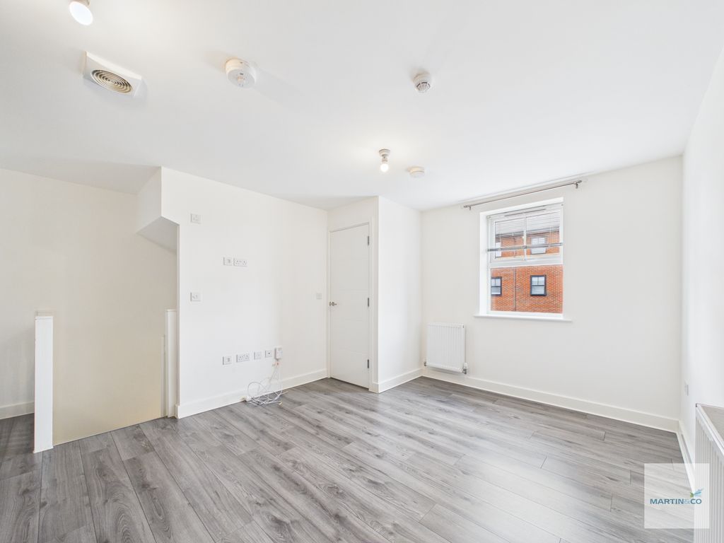 Property photo 3 of 13 Cam03394G0-Pr0537-Still007