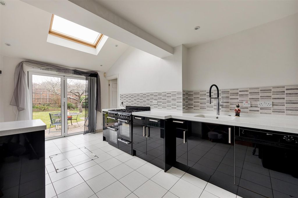 Property photo 3 of 33 Owen Gardens, Ig8