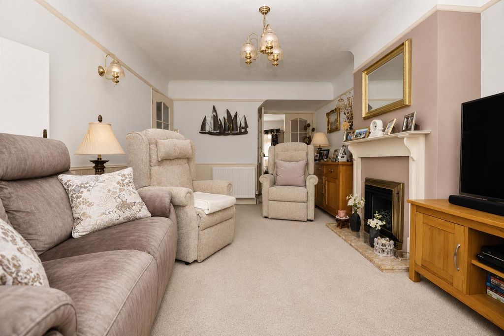 Property photo 3 of 18 Living Room..Jpg
