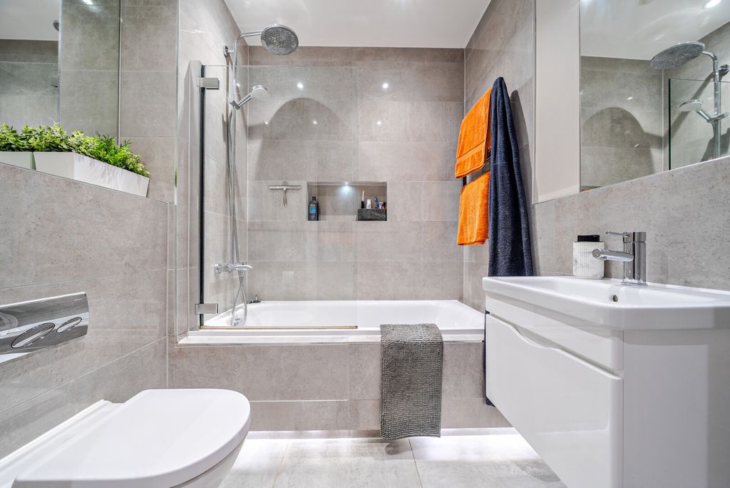 Property photo 3 of 9 Bathroom