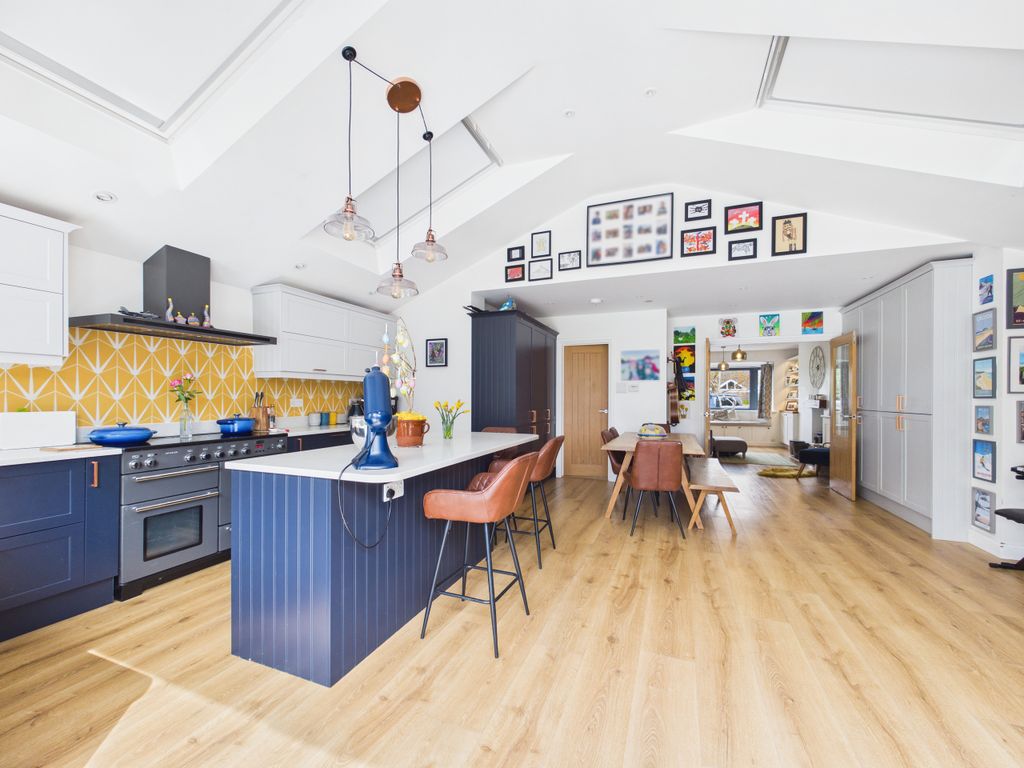 Property photo 3 of 27 Kitchen2