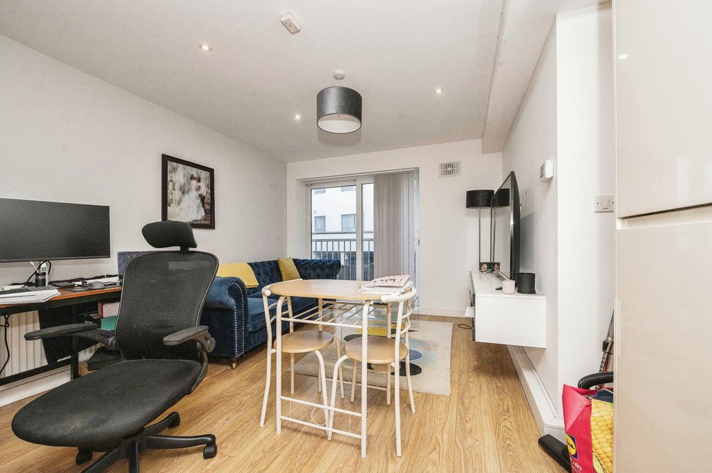 Property photo 3 of 9 Bedfordroad-3