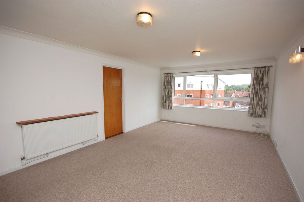 Property photo 2 of 7 Living_Dining (2)