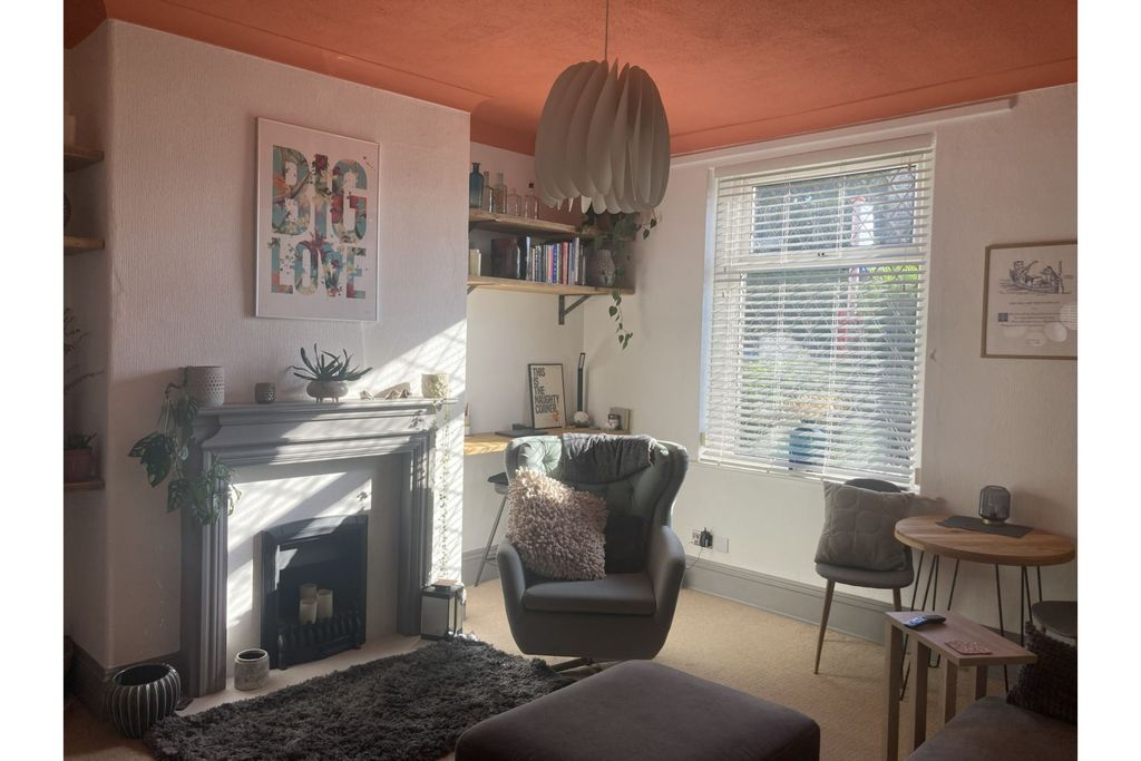 Property photo 3 of 16 Lounge