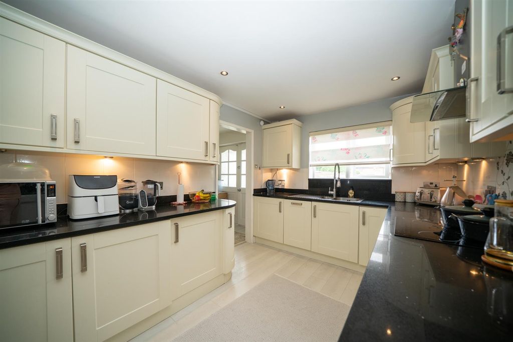 Property photo 3 of 17 32-Mendip-Way-9.Jpg
