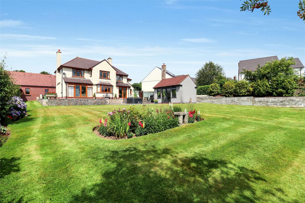 Property photo 1 of 40 Picture No. 06