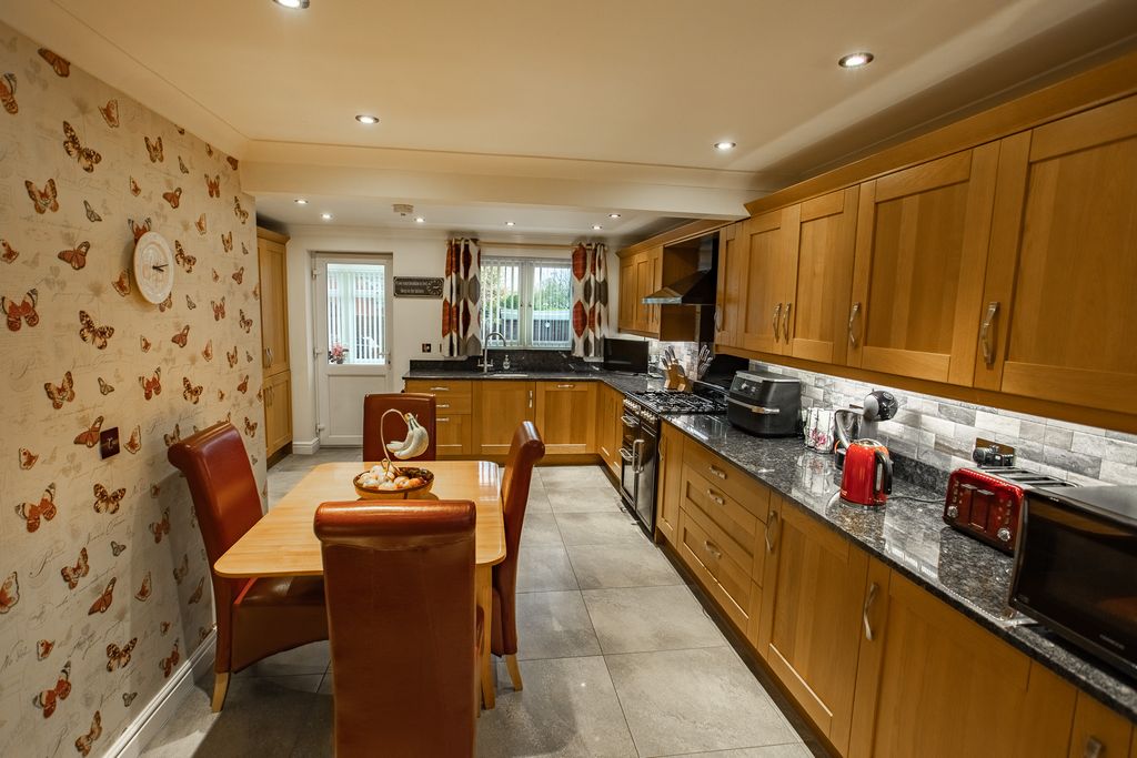 Property photo 3 of 17 Photo 9