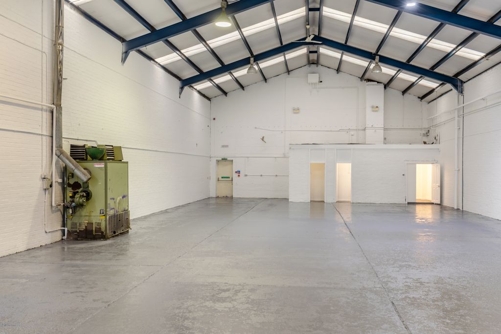 Property photo 3 of 17 8673683-Interior19-800