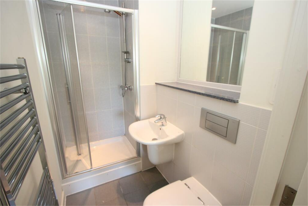 Property photo 3 of 6 Ensuit