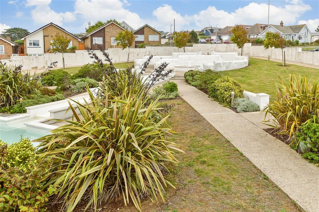 Property photo 1 of 12 Communal Gardens