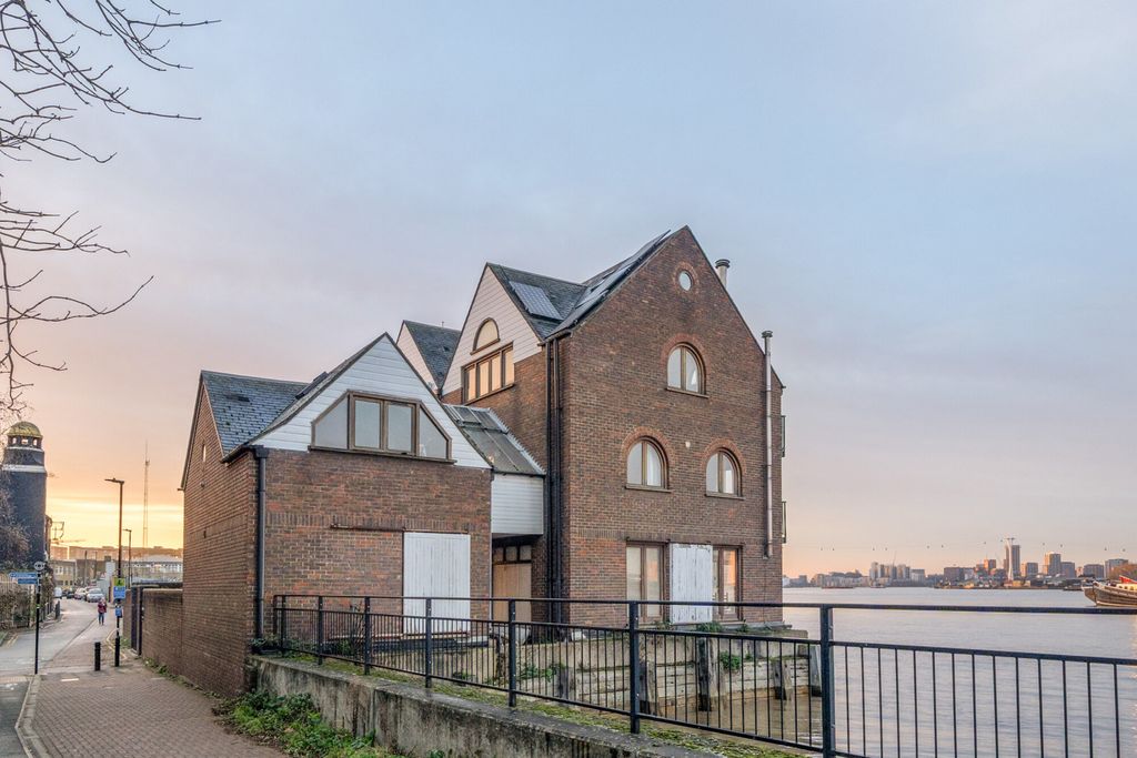 Property photo 1 of 20 External