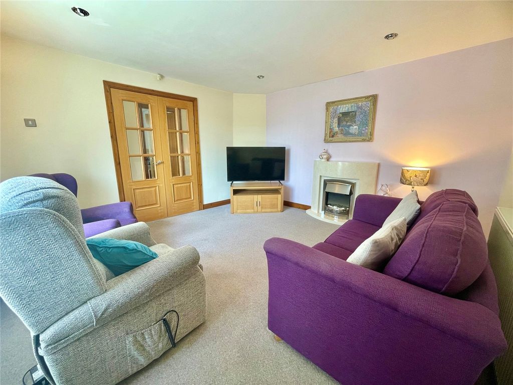 Property photo 2 of 19 Lounge