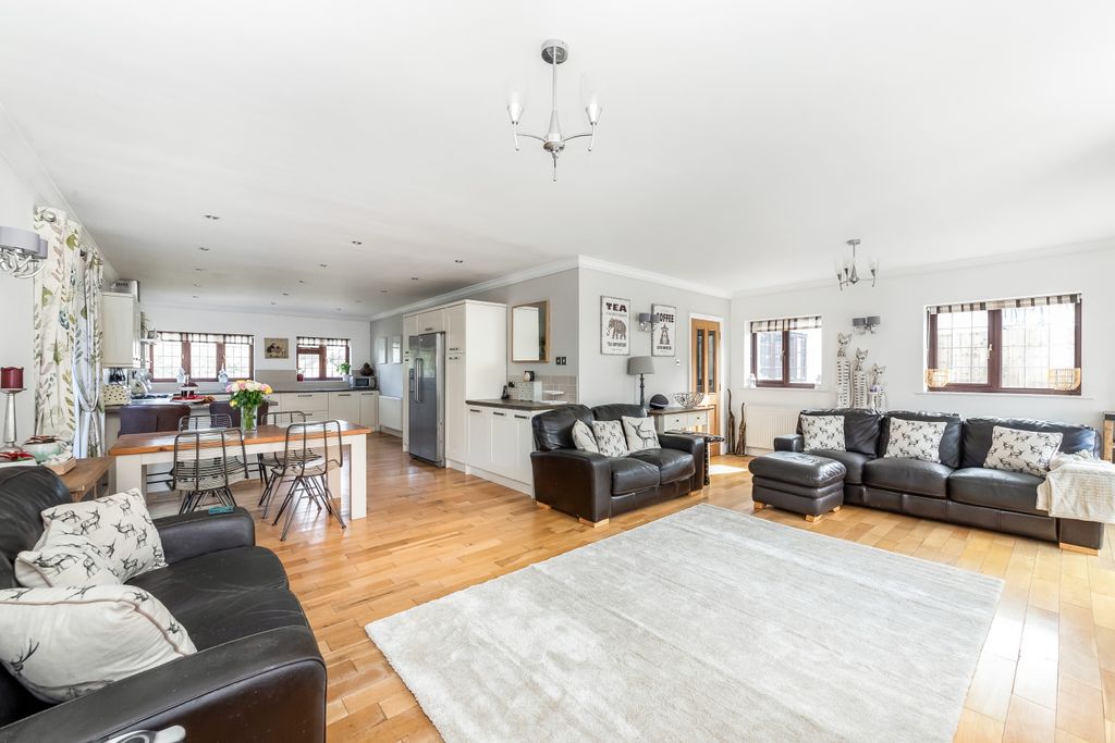 Property photo 3 of 27