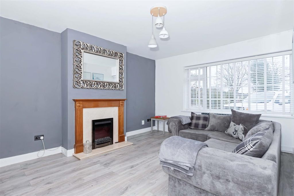 Property photo 3 of 12 Windermere Crescent_2.Jpg