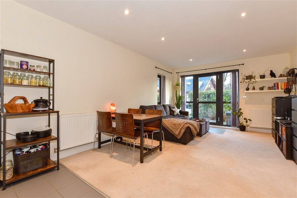 Property photo 3 of 14 Lounge