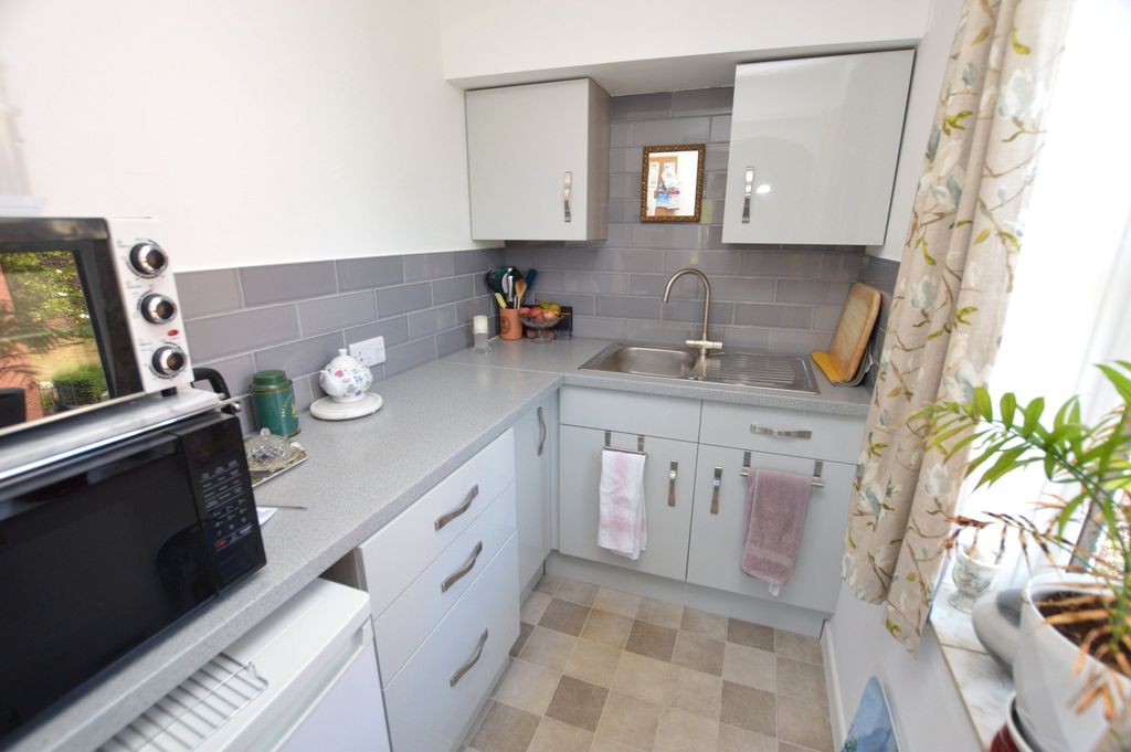 Property photo 3 of 10 Kitchen