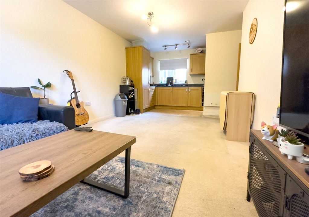 Property photo 3 of 14 Living Room/Kitchen