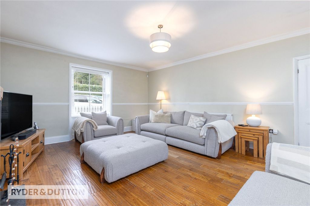 Property photo 3 of 21 Spacious Lounge