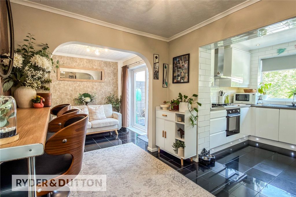 Property photo 3 of 23 Dining Room/Kitchn