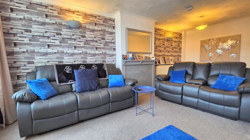 Property photo 3 of 14 Lounge