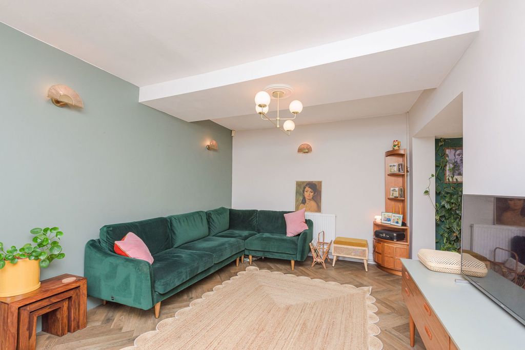 Property photo 3 of 33