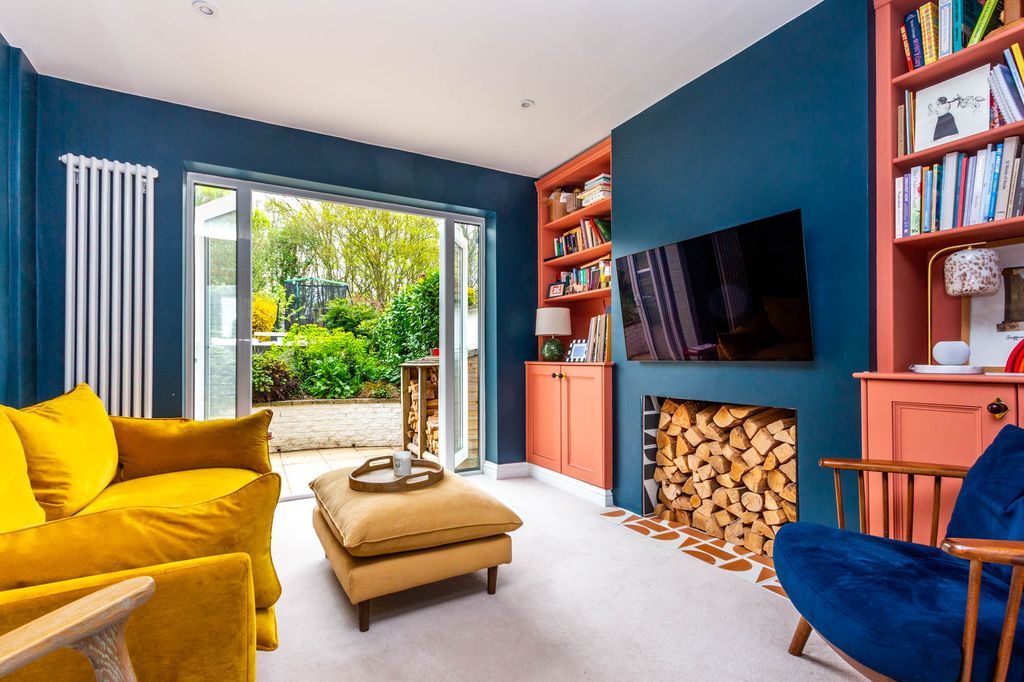 Property photo 3 of 20 Lounge