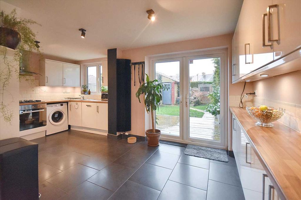 Property photo 2 of 20