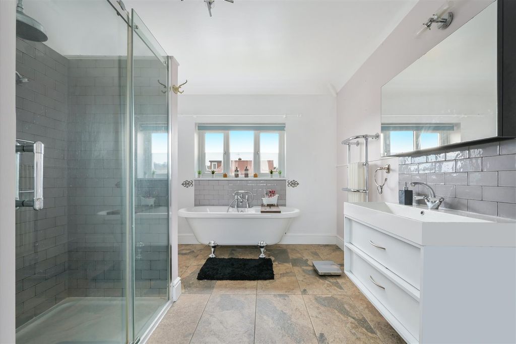 Property photo 2 of 20 Radstock Way (17).Jpg