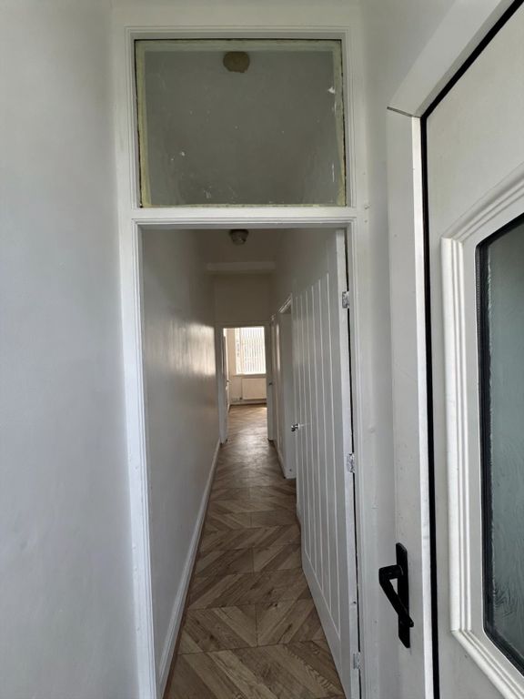 Property photo 3 of 10 Hall