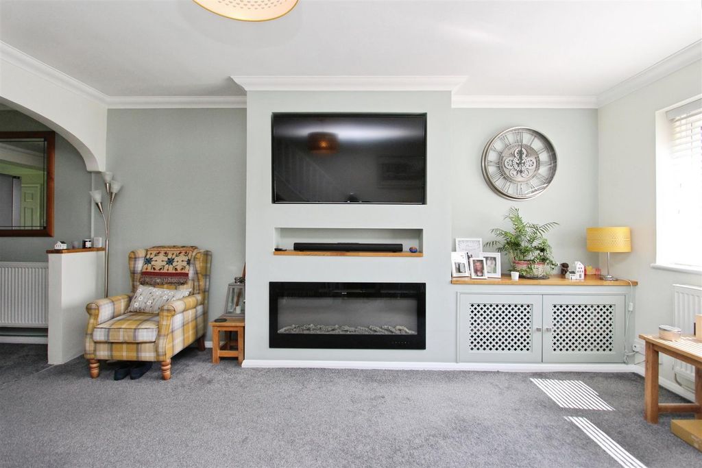 Property photo 1 of 15 Lounge