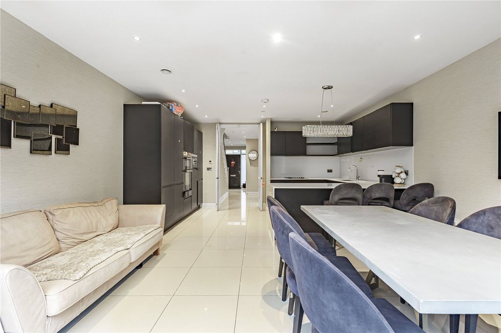 Property photo 2 of 17 Kitchen/Dining Room