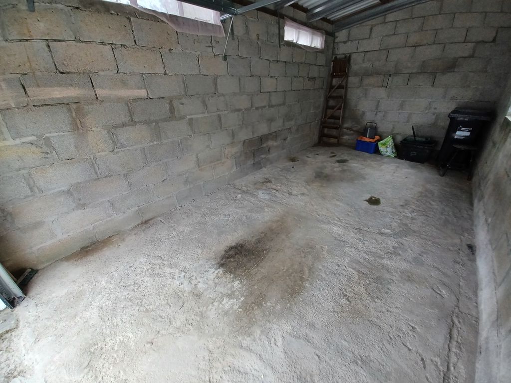 Property photo 3 of 26 Garage