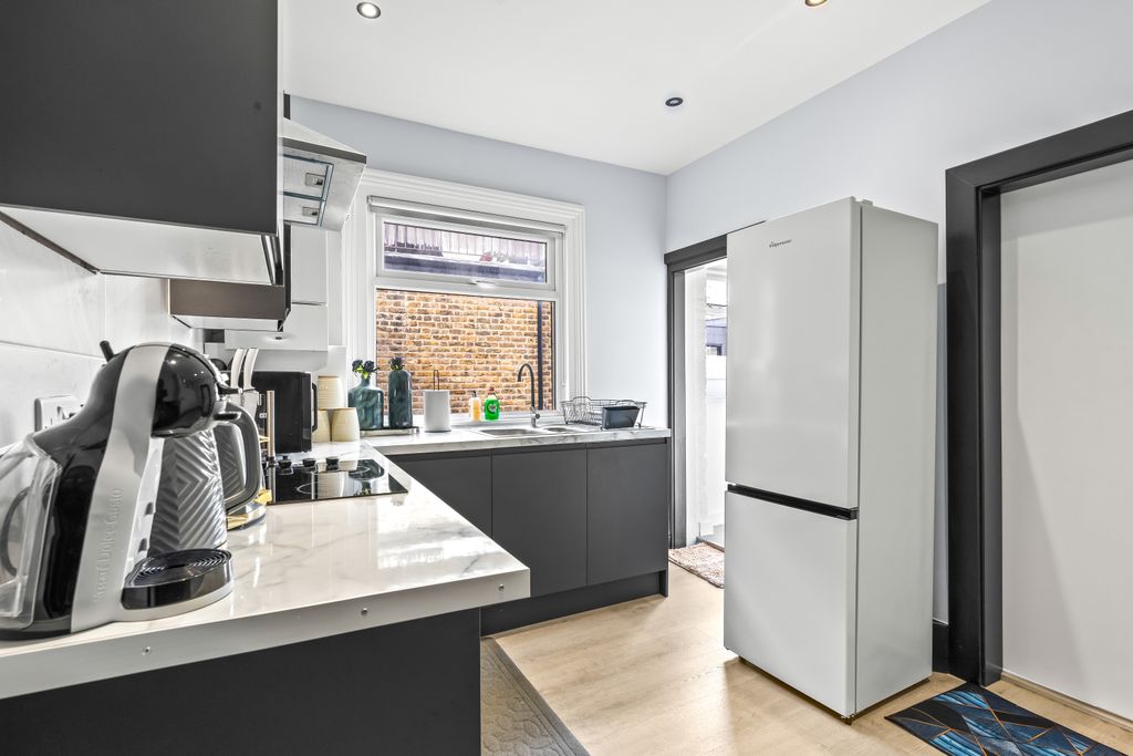 Property photo 2 of 25