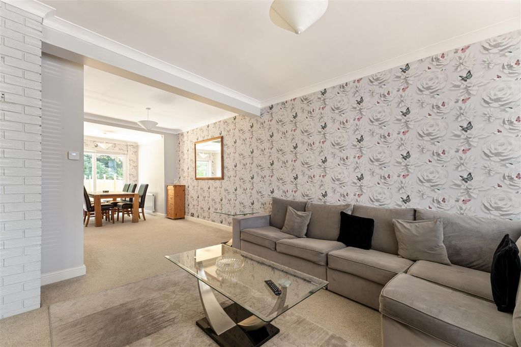 Property photo 2 of 25 Winchester Road, E4