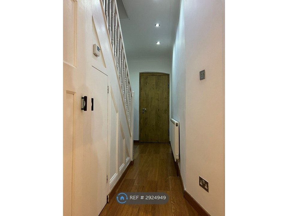 Property photo 2 of 11 Corridor