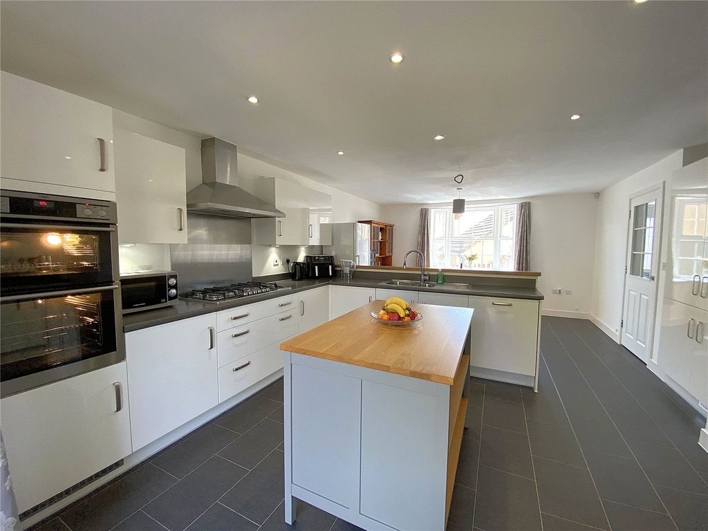 Property photo 3 of 27 Kitchen