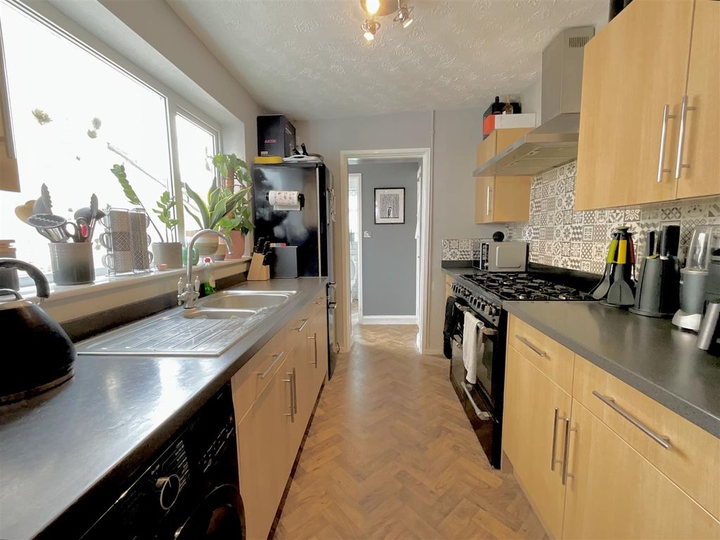 Property photo 3 of 16 Kitchen
