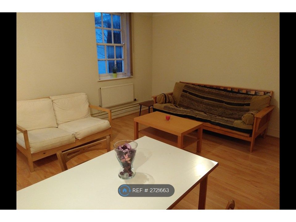 Property photo 3 of 8 Spacious Lounge/ Reception