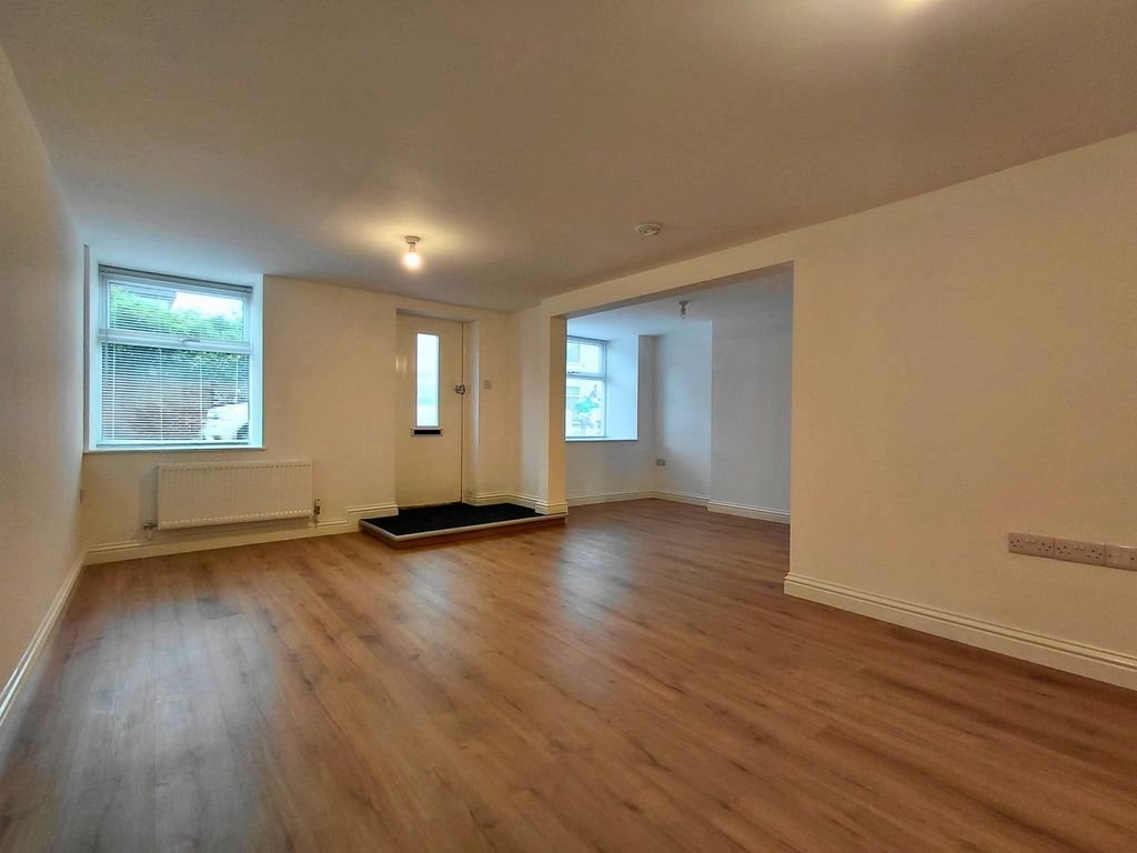 Property photo 3 of 13 Lounge