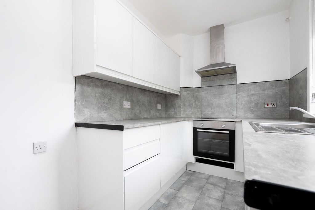 Property photo 3 of 17 Kitchen