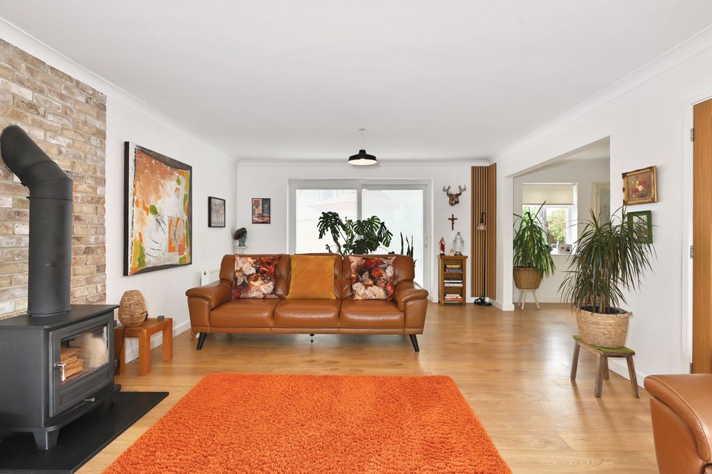 Property photo 3 of 27