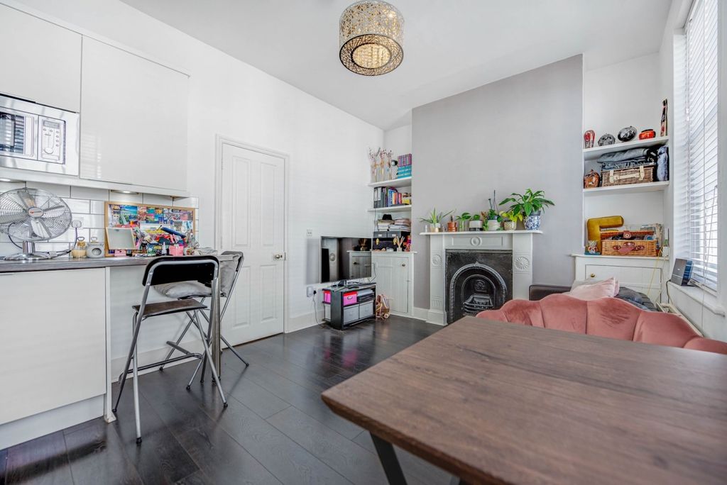 Property photo 2 of 8 3