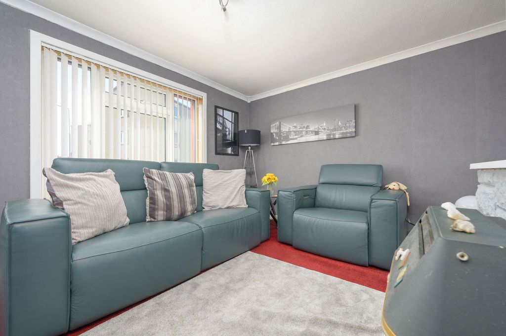 Property photo 3 of 25