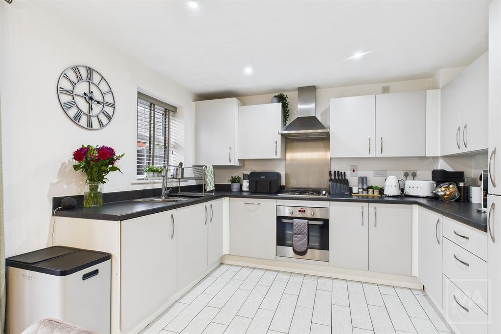 Property photo 3 of 19 Kitchen