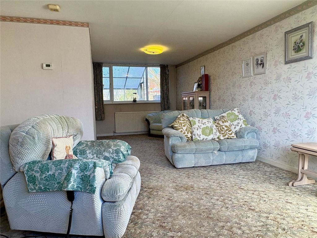 Property photo 3 of 16 Lounge