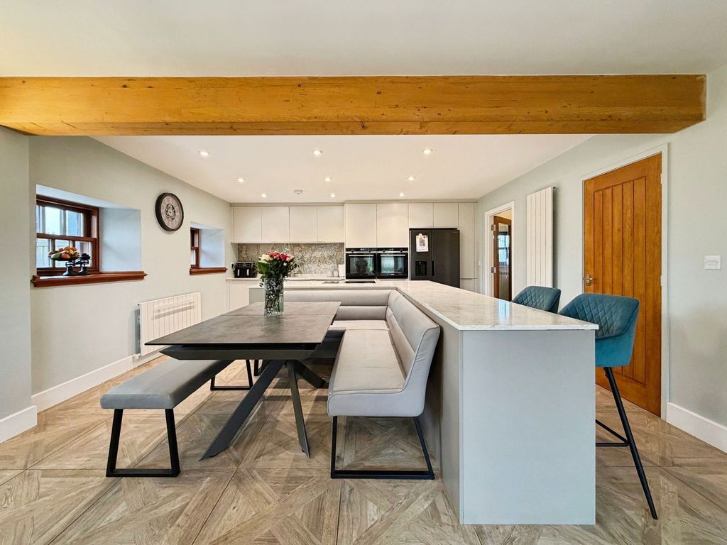 Property photo 3 of 37