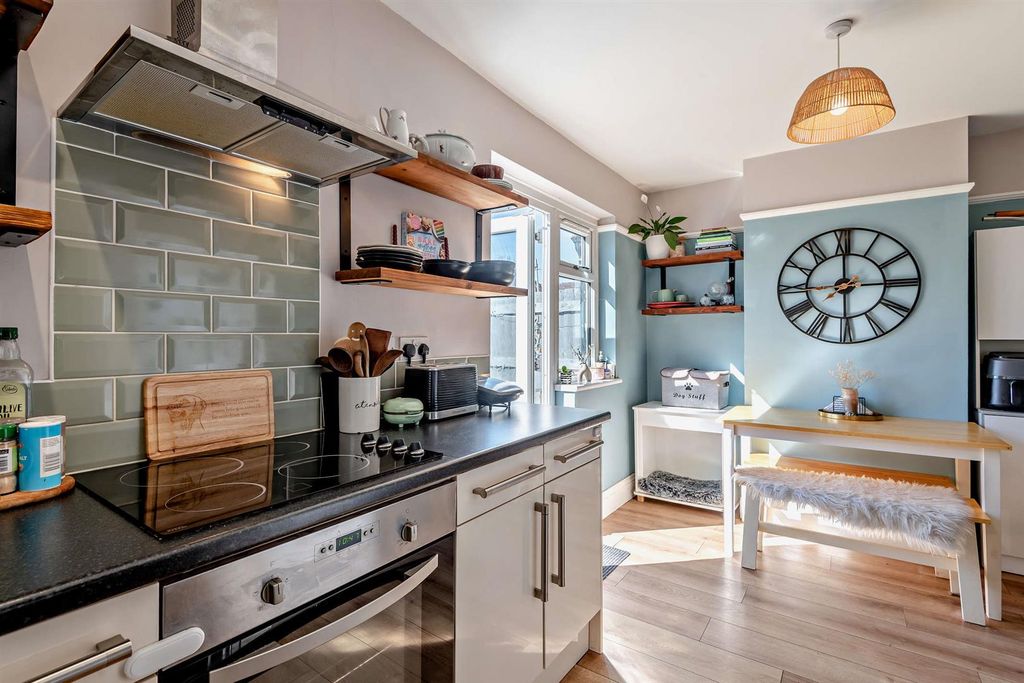 Property photo 3 of 18 8685338-Interior02-800.Jpg